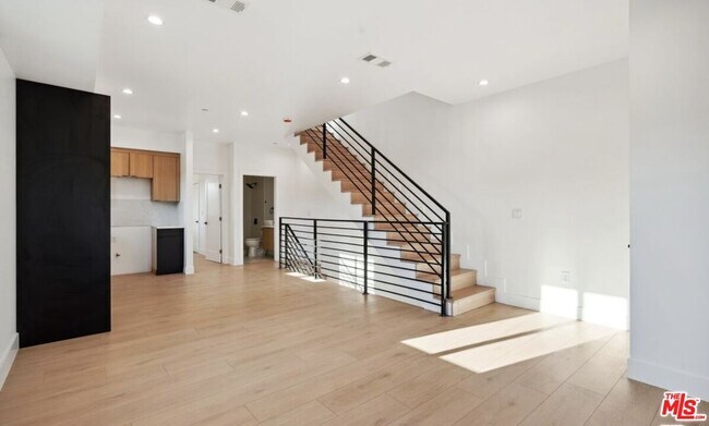 Building Photo - 438 E 28th St