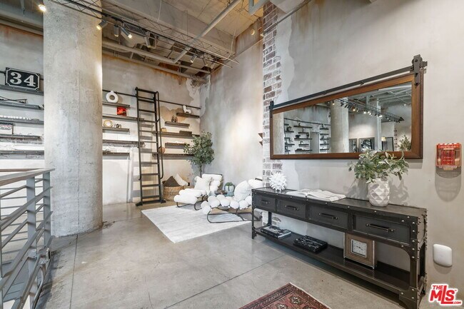 Building Photo - 330 W 11th St