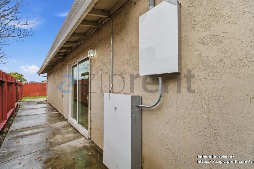 Building Photo - 1657 Knickerbocker Dr