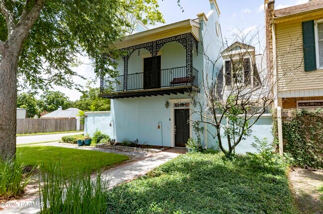 Building Photo - 211 Ursuline St