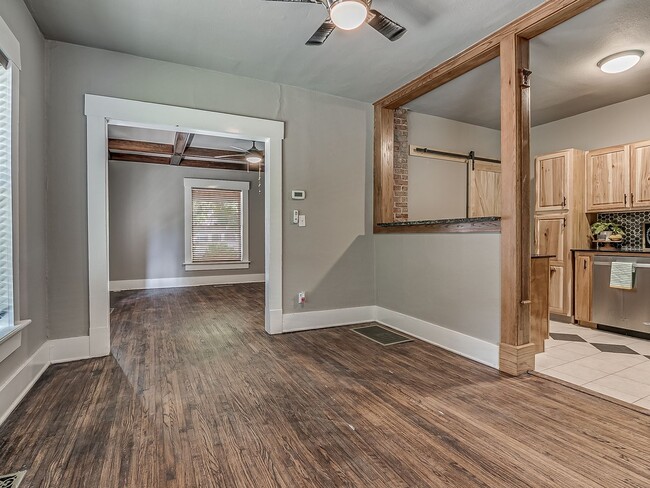Building Photo - Charming Updated Mesta Park Duplex - New S...
