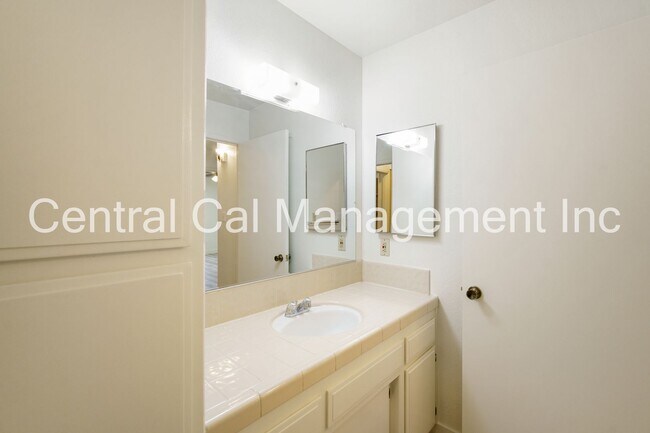 Building Photo - 5905 Auburn Oaks Dr