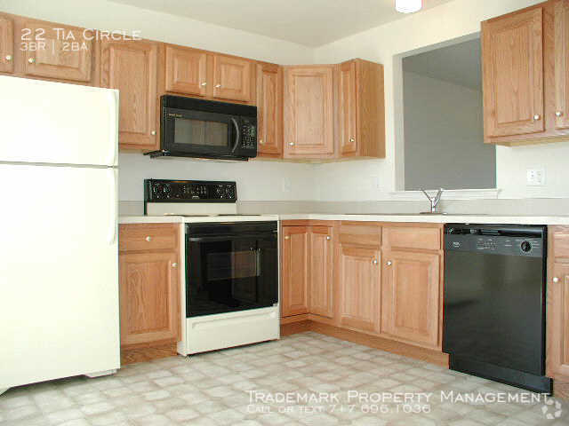 Building Photo - Spacious End of Row Town Home