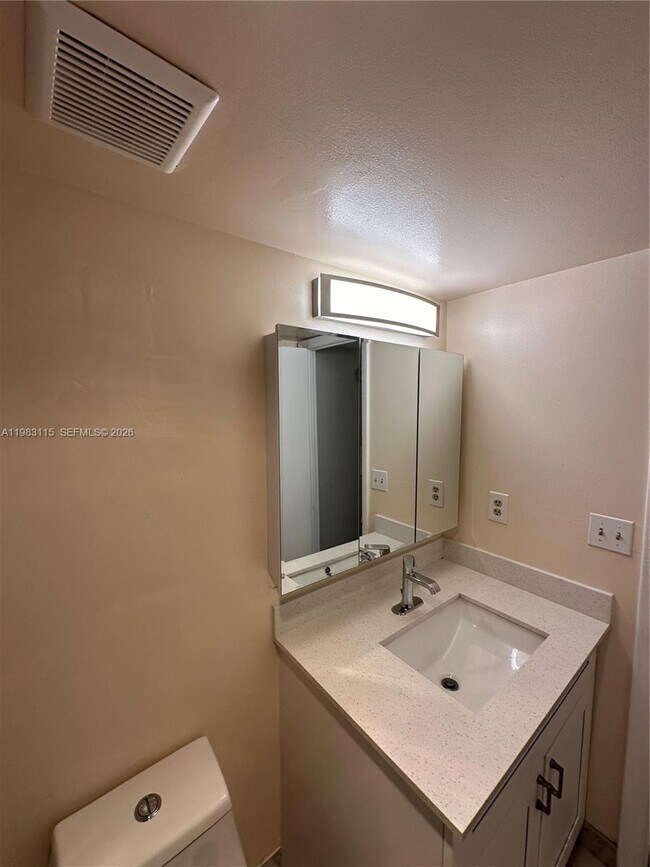 Building Photo - 1100 St Charles Pl