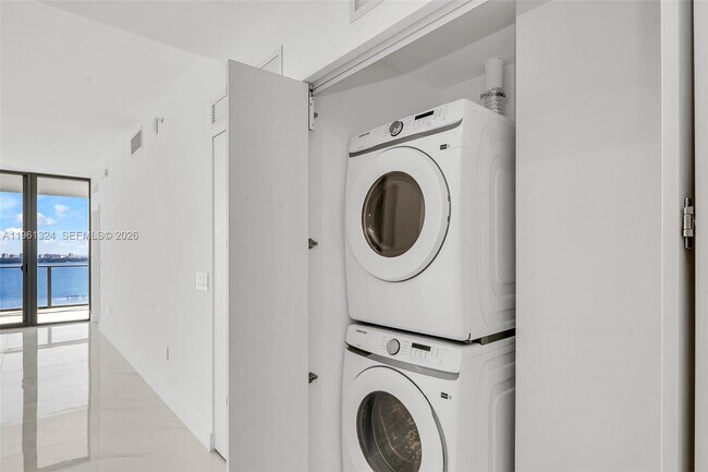 Building Photo - 700 NE 24th St