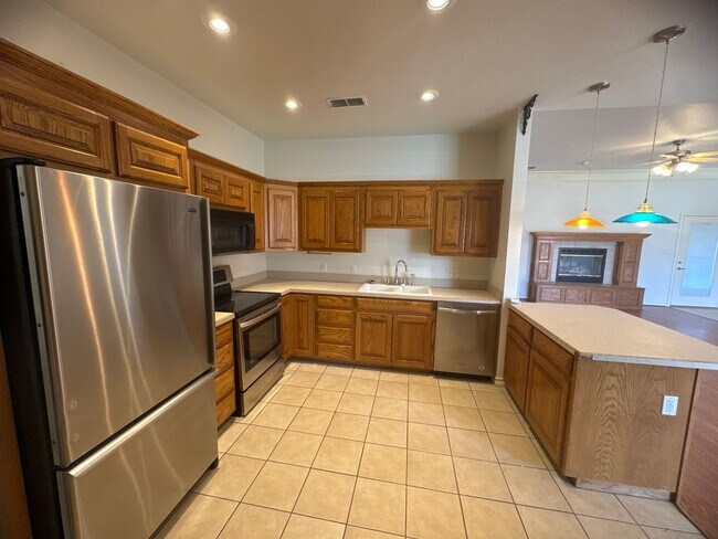 Building Photo - 3 Bed 2 Bath Home Available 10/13