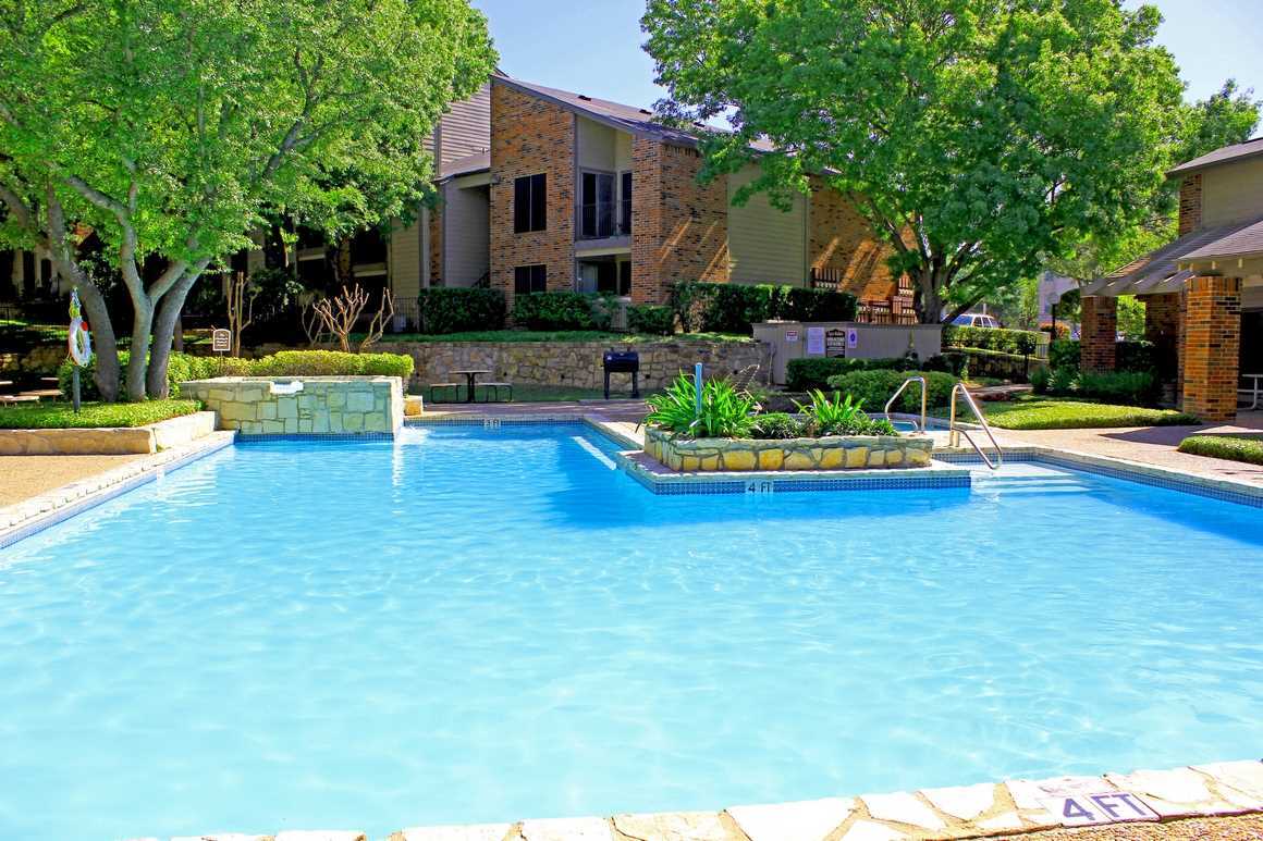 Building Photo - 2000 Cedar Bend Dr