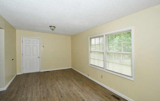 Building Photo - Country ranch 3 bedroom
