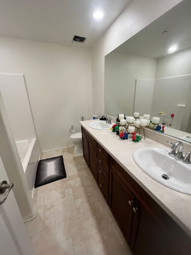 Building Photo - Spacious 4 Bed | 2-Story Townhome in Lake Pointe near Eastlake Vistas