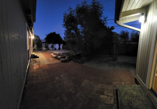 Building Photo - 5 bed 3.5 bath home close to campus!