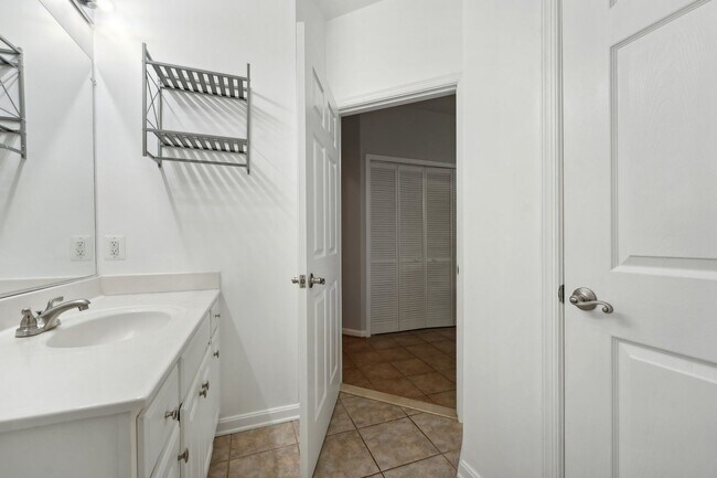 Building Photo - Welcome to this beautiful and bright one-b...