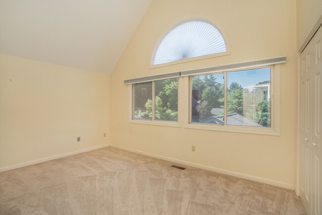 Building Photo - 10 Riverview