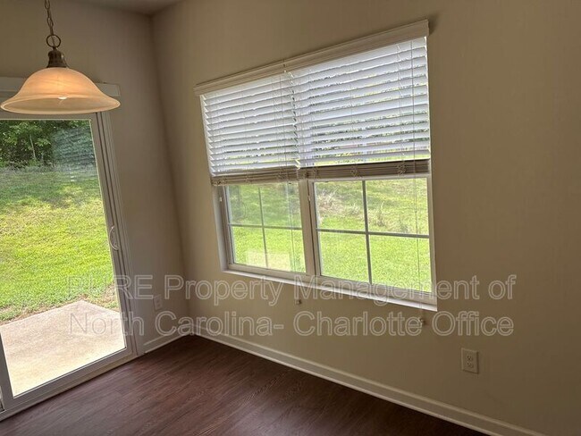 Building Photo - 613 Oak Forest Lane