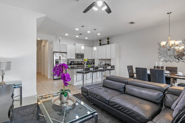 Building Photo - Welcome home to this gorgeous 4 bed 4 bath pool home!