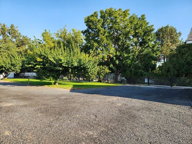 Building Photo - Lake house with Shop on 1/2 acre