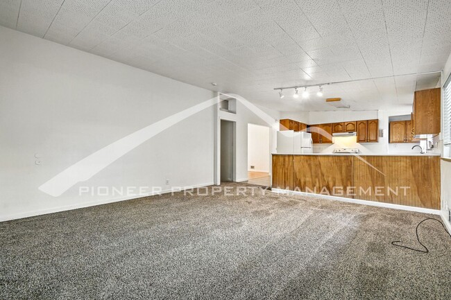 Building Photo - Charming Duplex with Washer/Dryer and Fenc...