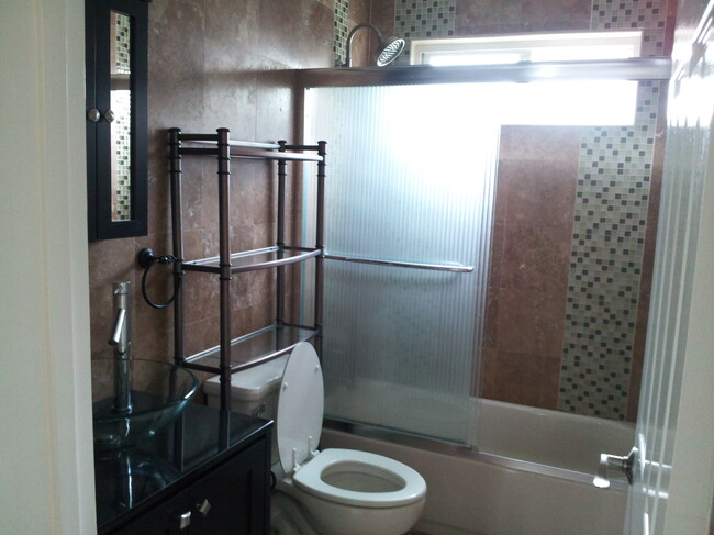 full bath - 2639 6th St