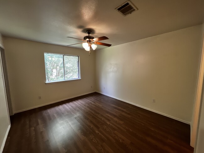 Building Photo - 125-127 Cedargrove