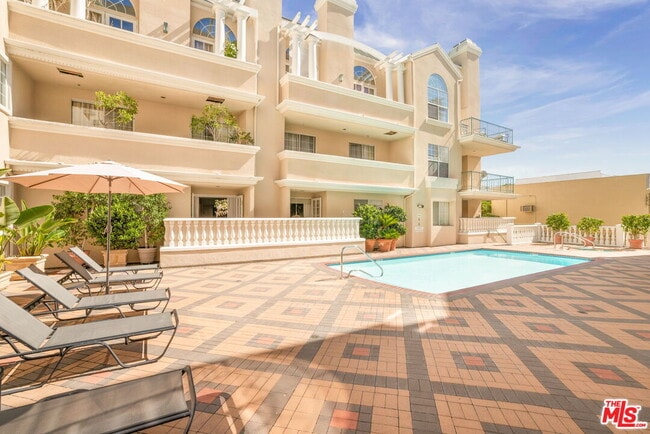 Building Photo - 930 N Doheny Dr