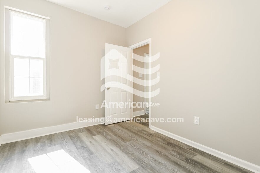 Building Photo - 552 N Wanamaker St