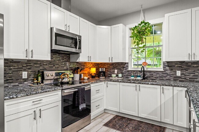 Building Photo - Charming 3-Bed with 2 Baths Oasis in St. C...