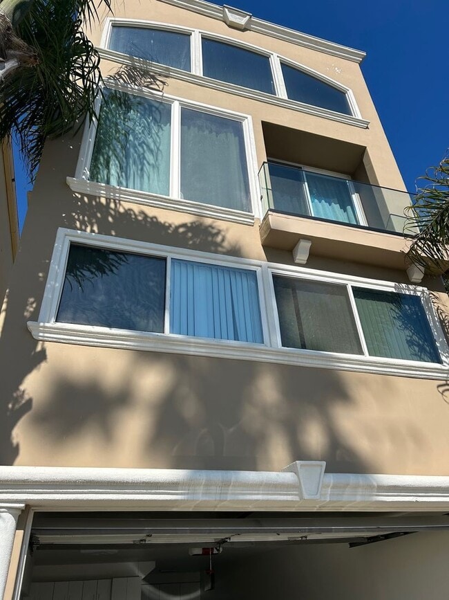 Building Photo - Amazing 3 story free standing contemporary house with terrific ocean views in Playa Del Rey