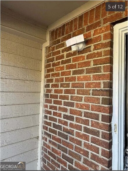 Building Photo - Room in Apartment on River Park Dr