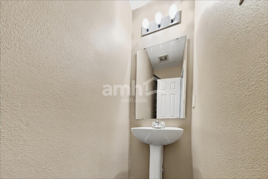 Building Photo - 2361 Blackthorn Dr