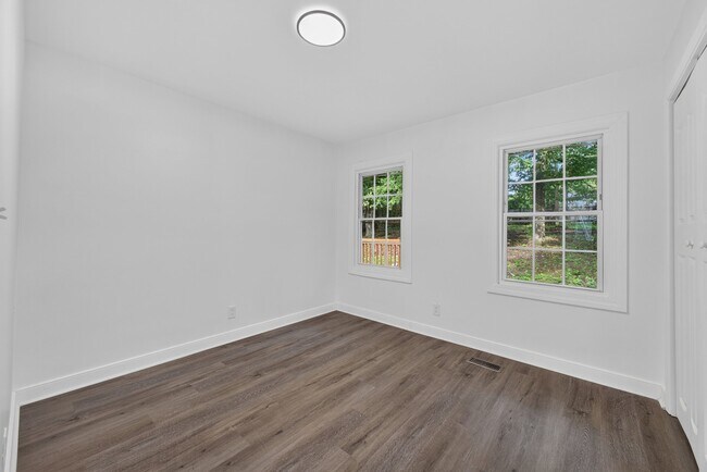 Building Photo - 2027 Hilburn Dr SE