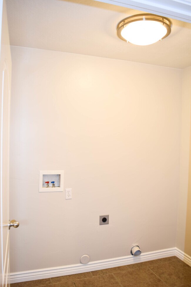 Building Photo - Idyllic Provo home w LOTS of garage space!