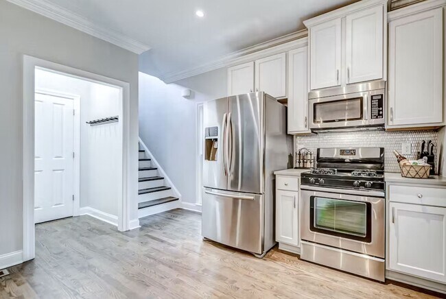 Building Photo - 739 Saint Charles Ave NE