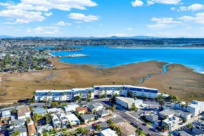 Building Photo - 1 Bed/1 Bath Crown Point Condo with Bay Views