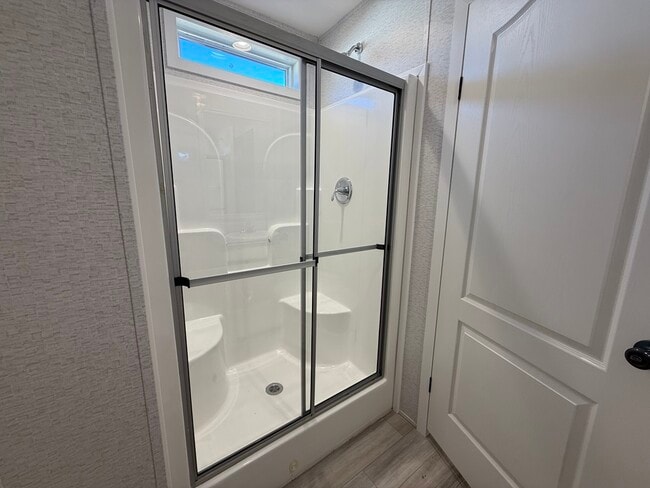 Building Photo - 6607 Lakewood Dr