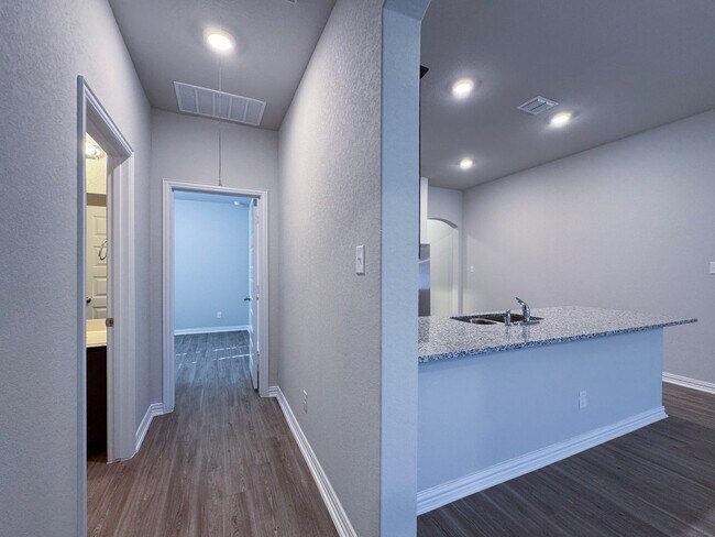 Building Photo - 9306
