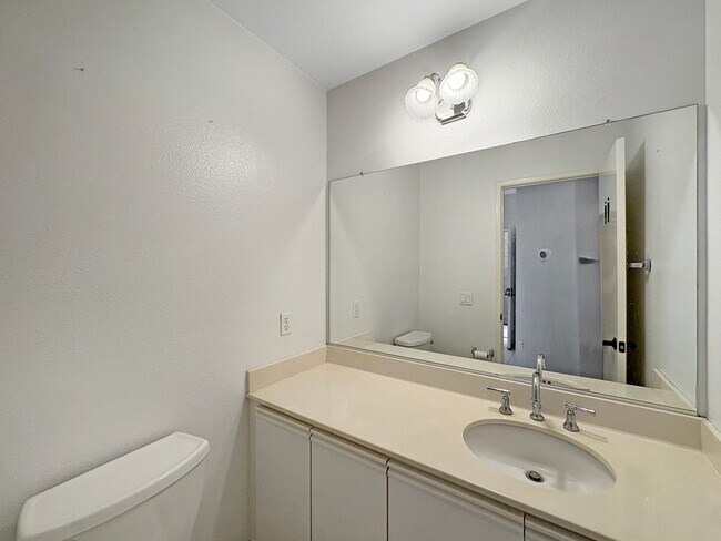 Building Photo - Bright & Spacious 2-Bedroom Home in Mira Mesa