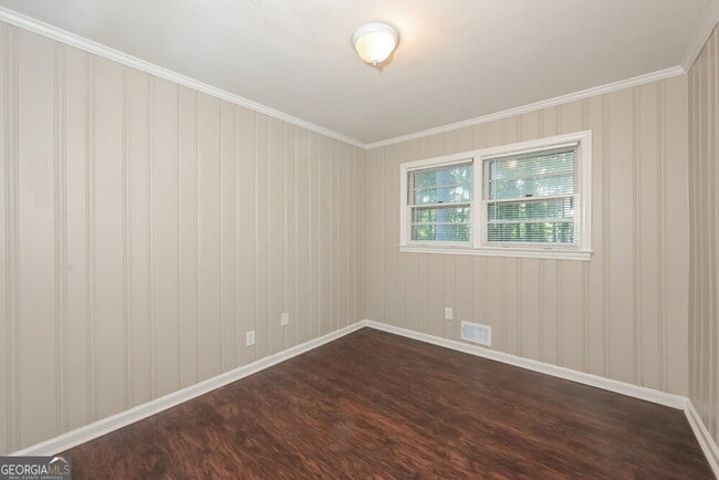 Building Photo - 1090 Longshore Dr