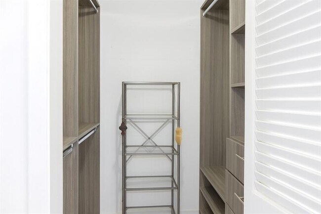 Building Photo - 4200 Hillcrest Dr