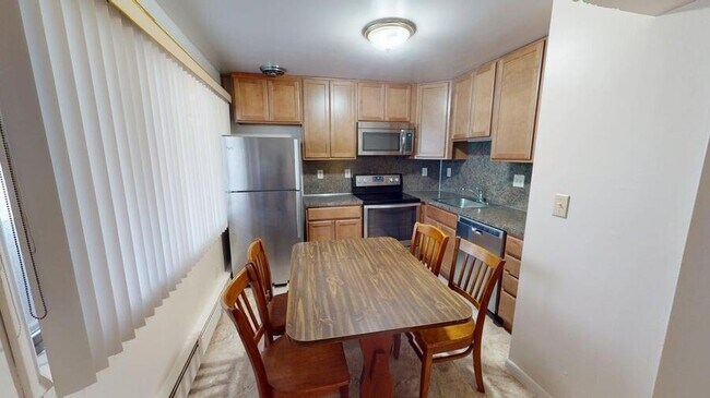 Building Photo - 839 Tappan-839-2