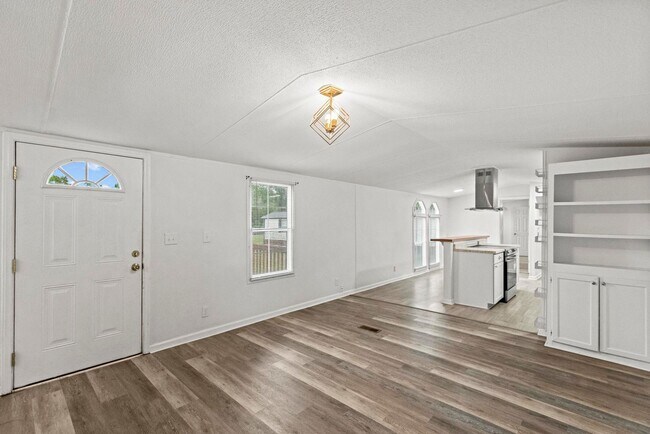 Building Photo - 3 bedroom Available Now!
