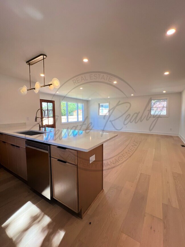 Building Photo - Modern Elegance in the Heart of Nashville ...