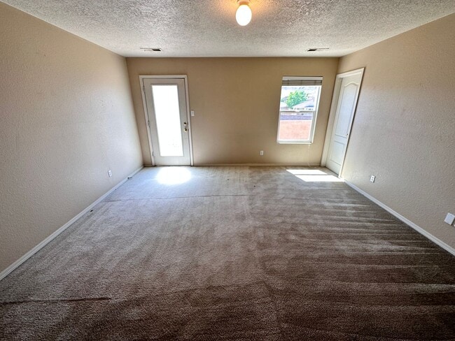 Building Photo - Stunning 3 bed, 2.5 bath, 2575 sq ft home ...
