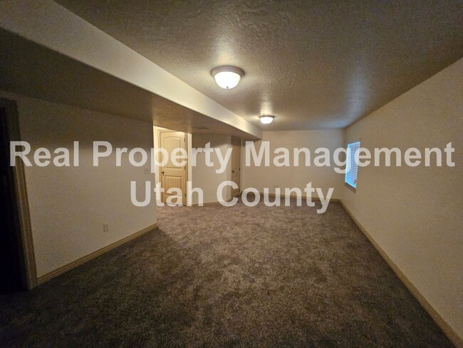 Building Photo - Orem Townhome Central to City Center