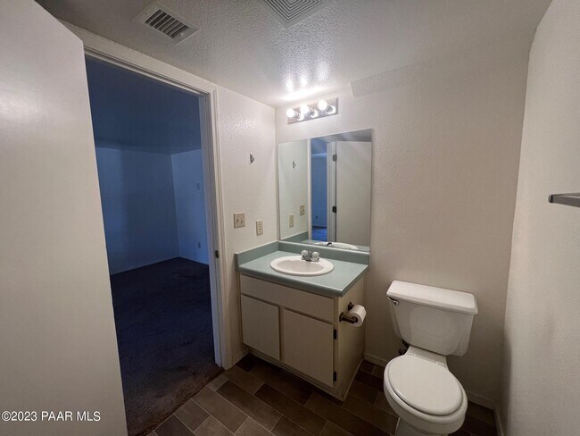 Building Photo - 9615 E Lakeshore Dr