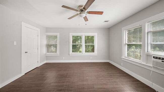 Building Photo - 1164 3 Rd St