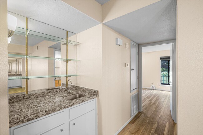 Building Photo - 1818 Augusta Dr