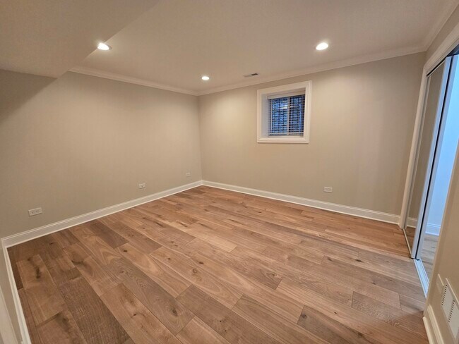 Building Photo - 1502 W Jonquil Terrace