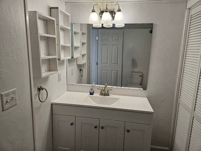 Building Photo - 6711 Vincent Hill Rd