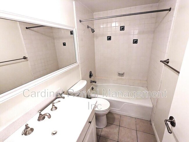 Building Photo - 960 San Pasqual St