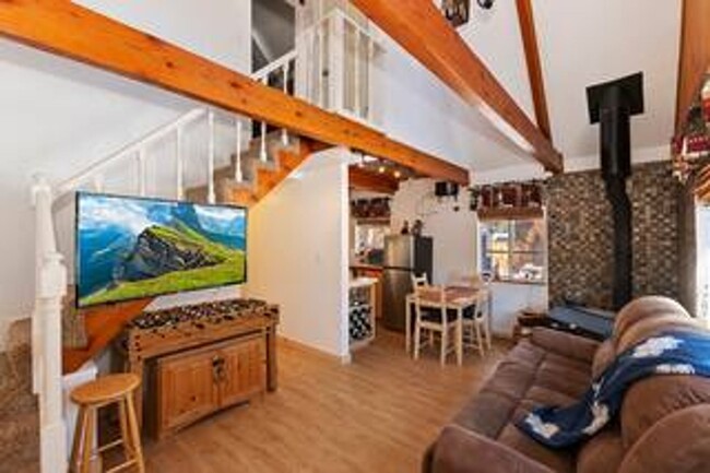 Building Photo - 2 Bedroom Lodge- Pet Friendly- Fenced Yard