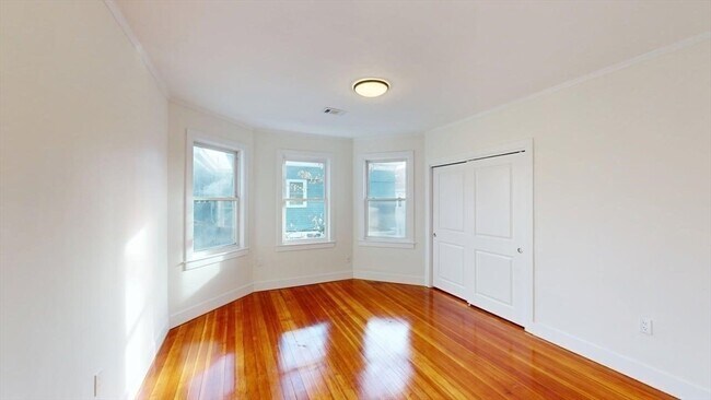 Building Photo - 391 Linwood Ave